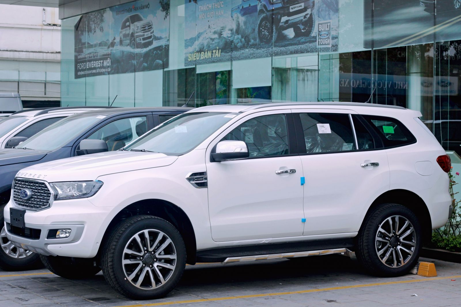 Ảnh thân xe Ford Everest 2021